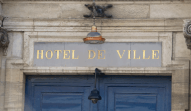 une nouvelle porte pour la mairie installée fin novembre