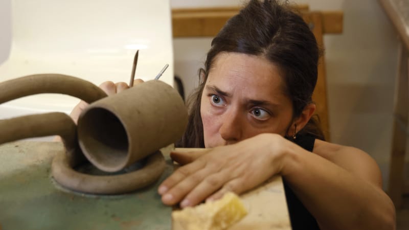 Elle met de l’émail sur la terre crue pour limiter les cuissons, coûteuses et productrices de carbone.