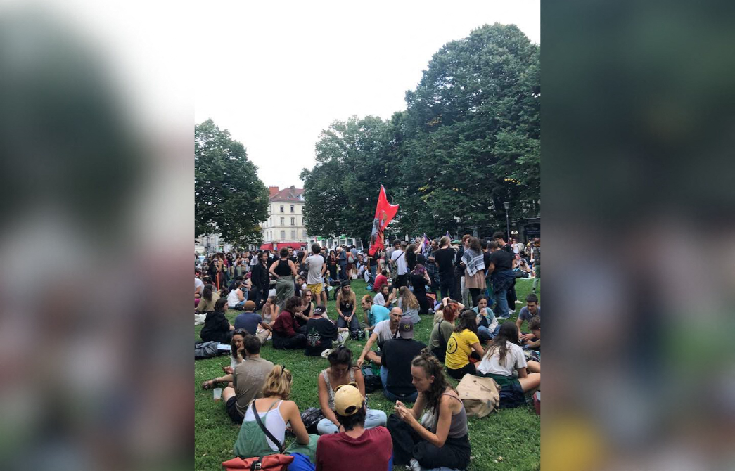Grenoble. Près de 500 personnes réunies pour célébrer la chute du gouvernement Bayrou