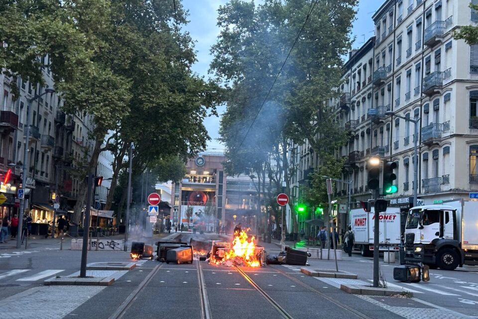 Des poubelles incendiées sur les voies du tramway à Perrache.