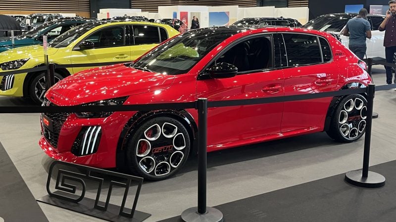 Premier bain de foule pour la Peugeot E-208 GTI au salon de Lyon 2025.