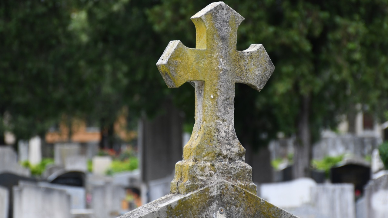 une cinquantaine de tombes dégradées par un jeune homme