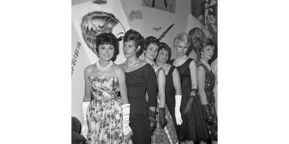 Présentation des coiffures tendances pour les femmes le 20 mars 1961. Visiblement, la mode est au cheveux courts ! Archives Le Progrès