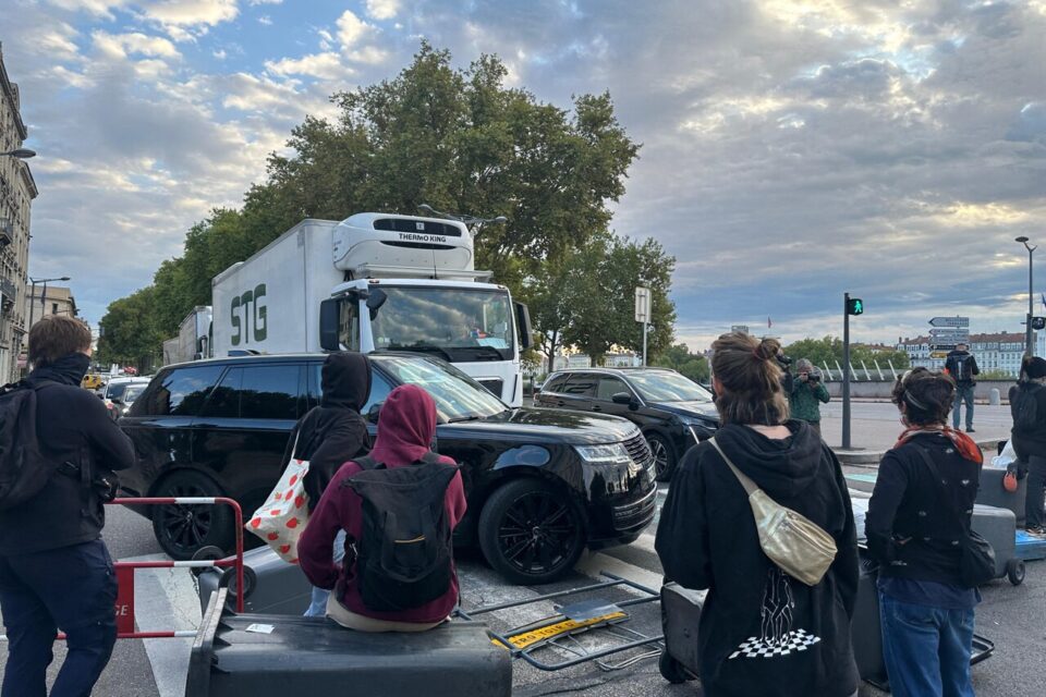 Les quais du Rhône sont bloqués par des manifestants.