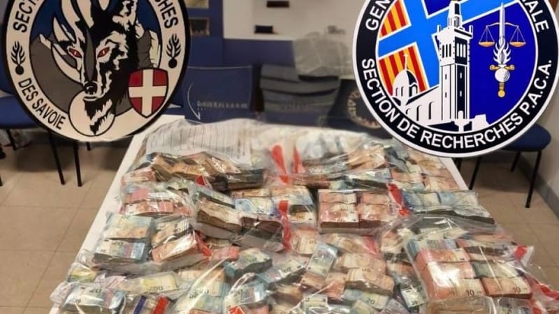 Quelque 2,4 millions d'euros en petites coupures ont également été saisis lors de l'interception du convois de collecteurs entre l'Italie et l'Espagne.