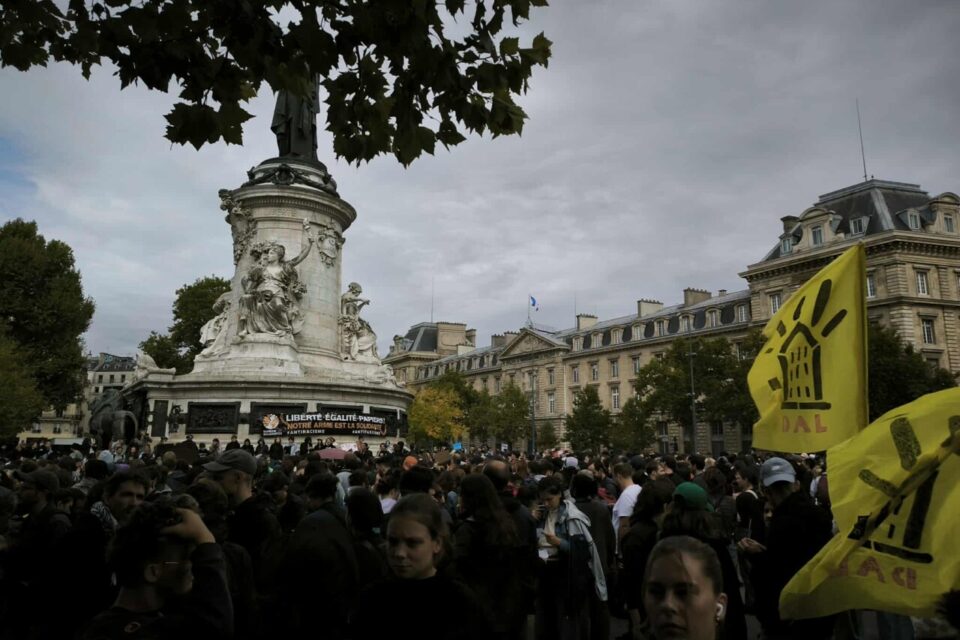 La place de la République s'est remplie de manifestants en fin de matinée.