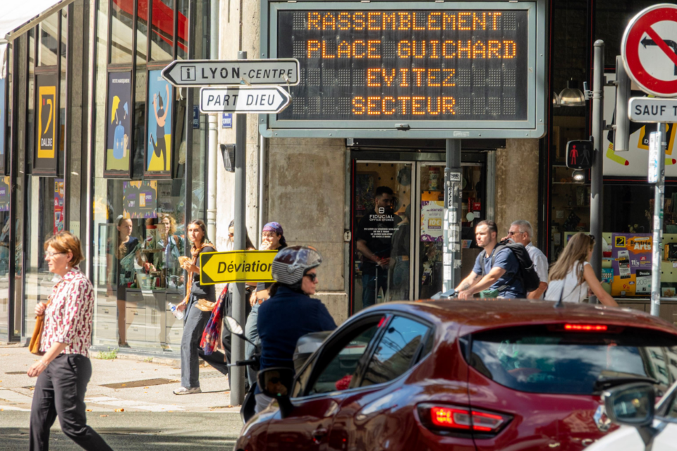 La Métropole de Lyon diffuse des messages via ses panneaux lumineux pour informer les usagers en temps réel.