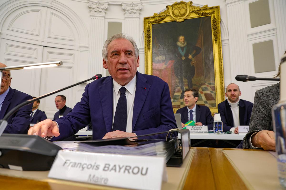 Chute du Premier ministre : les premières réactions à Pau