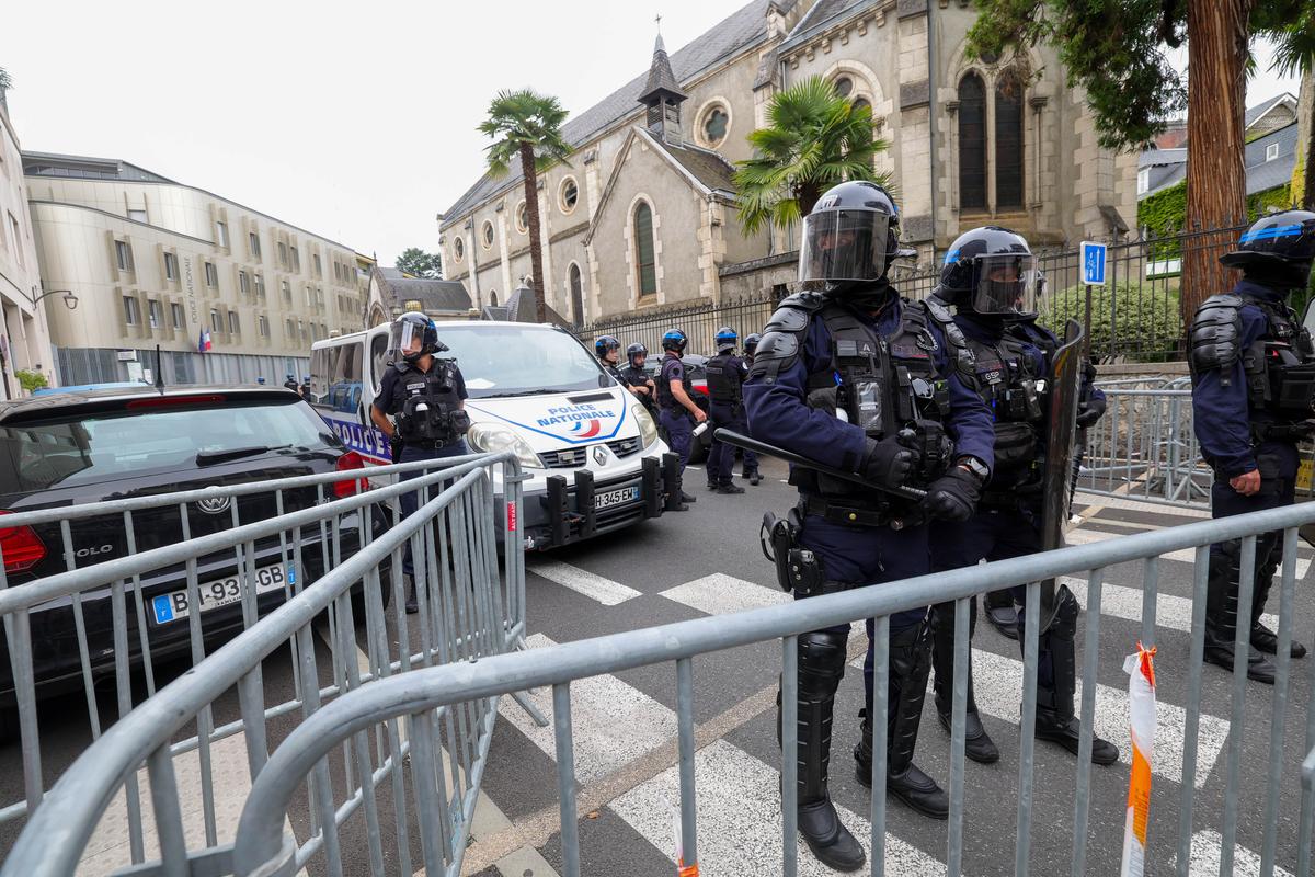 Peu après 16 h 30, la tension a explosé rue O’Quin lors de la manifestation « Bloquons tout ».