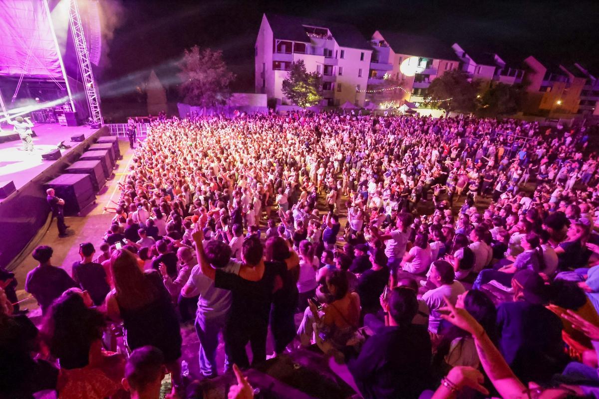 Les spectateurs ont été nombreux à profiter du concert gratuit de Black M programmé ce vendredi au fronton à l’initiative de l’Amicale des pompiers d’Oloron.