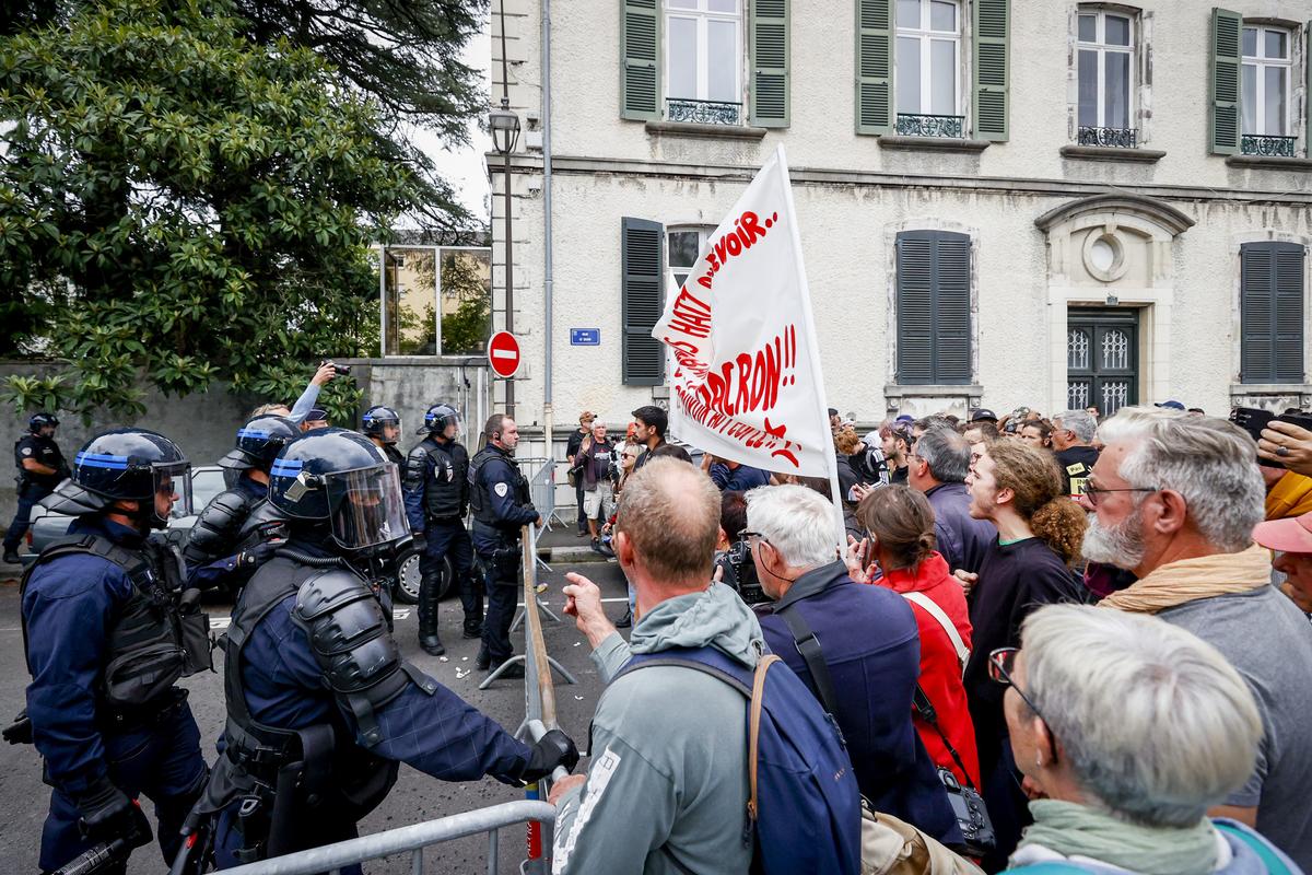 Violences et outrages devant le commissariat de Pau : quatre manifestants condamnés ce vendredi