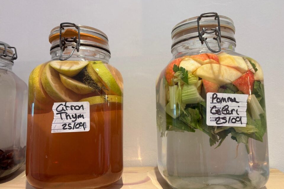 Au restaurant Source, un accord mets et vins sans alcool est aussi proposé. Et c'est le chef qui prépoire lui-même les boissons fermentées. 