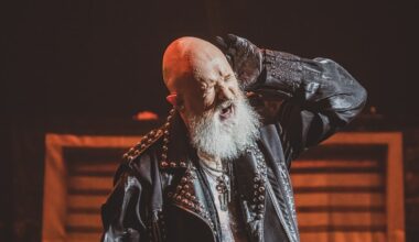 À 74 ans, Rob Halford (Judas Priest) affirme qu’il n’est “pas prêt à raccrocher le micro”