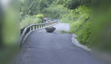 Près de Grenoble. Des rochers dévalent la falaise près des maisons, la mairie dit stop