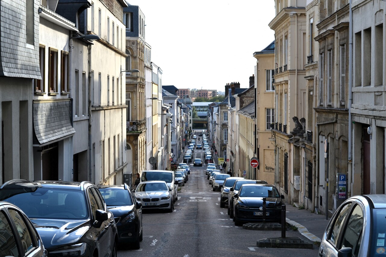 trois individus lynchent un homme seul et le laissent pour mort à Rouen