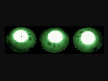 Des images tirées d'une animation montrant les caractéristiques sombres, semblables à des perles, incrustées dans les halos auroraux lumineux.