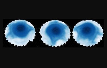 Images tirées d'une animation montrant les émissions dans le proche infrarouge dans la stratosphère de Saturne, révélant les quatre bras stellaires s'étendant du pôle vers l'équateur, alors que la planète tourne sous le regard du JWST.