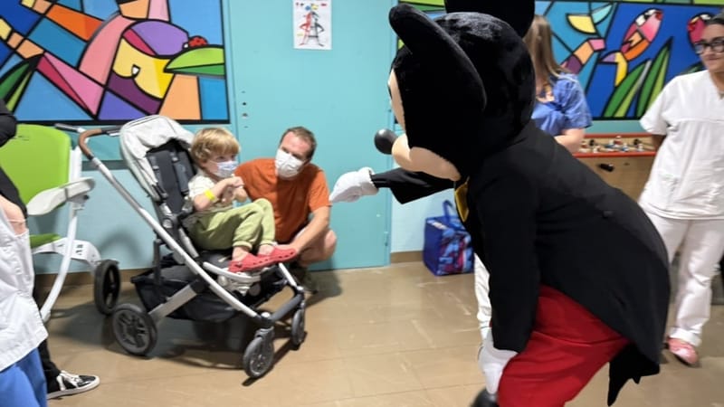 Sacha, 4 ans, hospitalisé depuis trois semaines, a vu son quotidien transformé par la rencontre avec Mickey, venu jusqu’à sa chambre à La Timone.