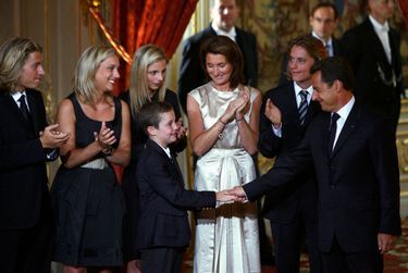 L’émotion en famille à l’Élysée. Louis, avec Pierre et Jean, les deux fils aînés de Nicolas Sarkozy, et Judith et Jeanne-Marie, les filles que Cécilia a eues avec Jacques Martin
