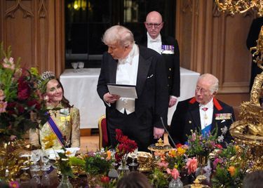 Avec le roi et Donald Trump au centre d’une tablée de 160 invités. Elle arbore les broches de l’ordre de la famille royale, ornées des portraits de Charles III et d’Elizabeth II.