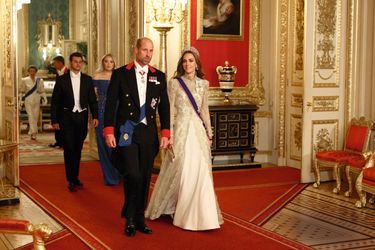 L’arrivée du « power couple » à la soirée. En robe couture et manteau de dentelle dorée, la princesse est coiffée d’une tiare qu’affectionnait lady Diana.