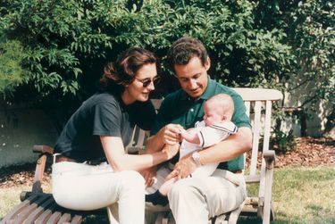 Louis Sarkozy à 3 mois dans les bras de son père, avec sa mère, Cécilia, à Benerville-sur-Mer, en août 1997.