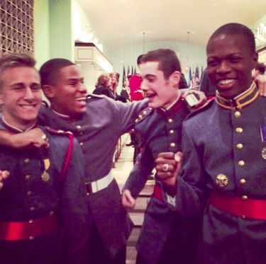 Louis Sarkozy alors qu’il fête son diplôme de l’académie de Valley Forge avec ses compagnons, en 2014.