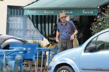 Labellisé Village du livre, Montolieu compte 14 librairies pour une seule épicerie… où l’écrivain se rend chaque matin.
