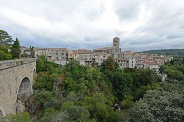 Perché sur un promontoire, le village à l’architecture médiévale et occitane domine les gorges de la Dure.
