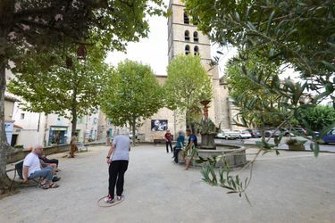 Au pied de l’église Saint-André, on est aussi volontiers bouliste que bouquiniste.