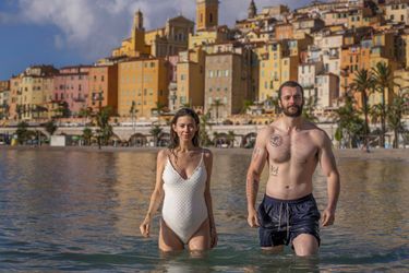 Louis Sarkozy avec Natali, 34 ans ce mois-ci, sur la plage des Sablettes à Menton (Alpes-Maritimes), le 3 septembre. Tatoué sur son bras droit: «Ki ore irat od Loovis ». Référence à un chant de croisade du XIIe siècle : «Qui désormais ira avec Louis ne redoutera plus jamais l’enfer. »