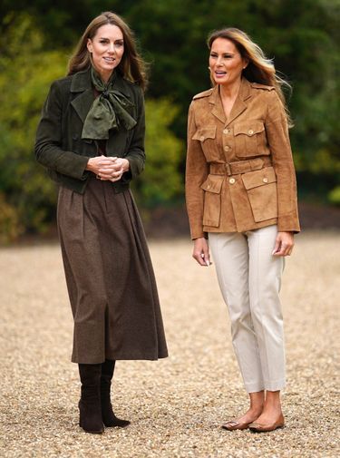Adieu tiares et dentelles ! Le 18 septembre, Kate convie Melania à une journée champêtre. Ravie, la première dame confie qu’elle a un insecte préféré : la coccinelle.