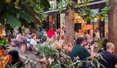 ce restaurant et son agréable terrasse sont cachés dans un cinéma, le scénario est alléchant