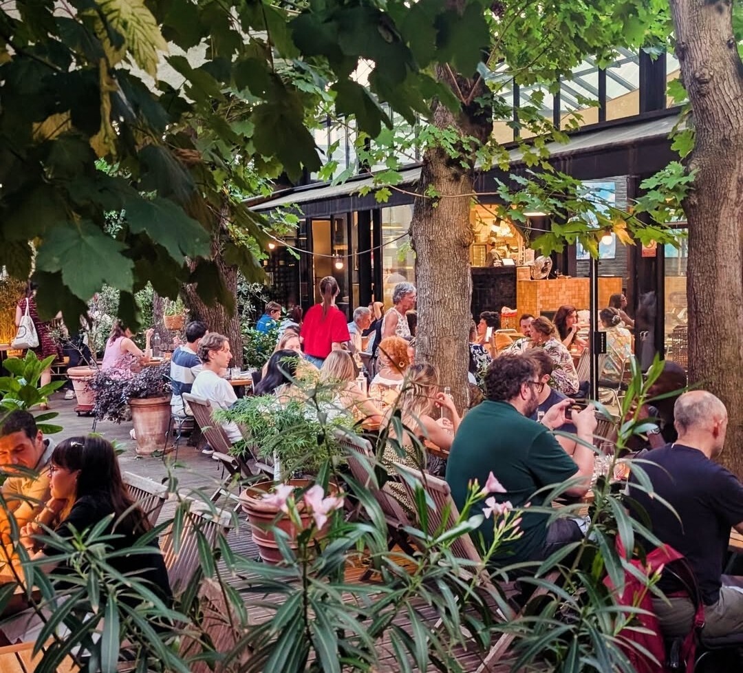 ce restaurant et son agréable terrasse sont cachés dans un cinéma, le scénario est alléchant