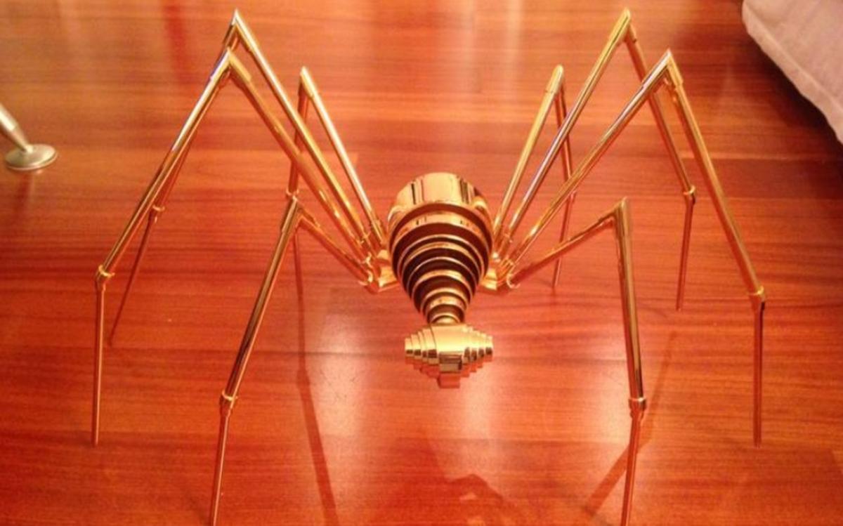 Une fillette de 5 ans brise une sculpture en or de 30 000 € en voulant dessiner sur une toile à 200 000 €