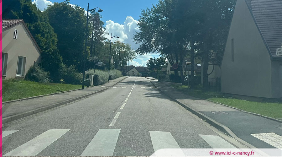 trottinette contre voiture, une jeune femme transportée à l’hôpital