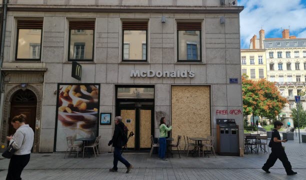 Si le restaurant McDonald's était ouvert ce jeudi 11 septembre au matin, les vitrines donnant sur la rue Victor-Hugo, n'avaient pas encore été réparés. Photo Christelle Lalanne