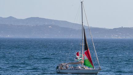 Un bateau de la "flottille de la liberté" pour la bande de Gaza au large d'Ajaccio (Corse), le 12 septembre 2025. (FANNY HAMARD/SIPA / SIPA)
