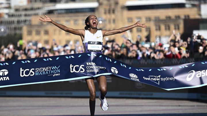 La championne olympique en titre Sifan Hassan, victorieuse sur le marathon de Sydney (Australie), le 31 août 2025. (BIANCA DE MARCHI/AP/SIPA)