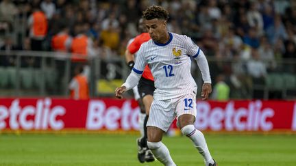 Le Français Désiré Doué contrôle le ballon, lors du match du groupe D des qualifications européennes pour la Coupe du monde de football 2026 entre l'Ukraine et la France, à la Tarczynski Arena de Wroclaw, en Pologne, le 5 septembre 2025. (ANDREW SURMA / SIPA)