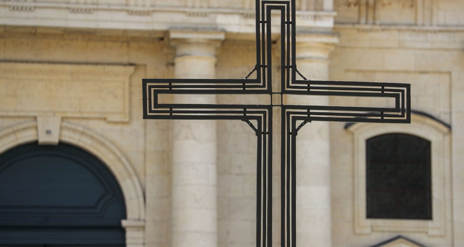 une croix en fer forgé vandalisée, Christian Estrosi dénonce un acte «antireligieux intolérable»