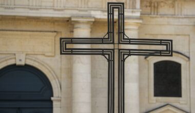 une croix en fer forgé vandalisée, Christian Estrosi dénonce un acte «antireligieux intolérable»