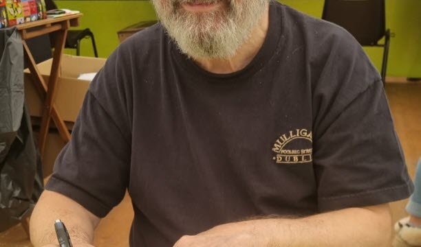 Sorj Chalandon signe son livre " L'Enragé " (éd. Poche)