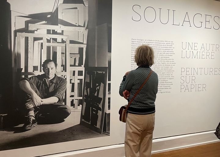 Entrée de l'exposition "Soulages, une autre lumière" au musée du Luxembourg, à Paris, du 17 septembre 2025 au 11 janvier 2026. (VALERIE GAGET / FRANCEINFO CULTURE)