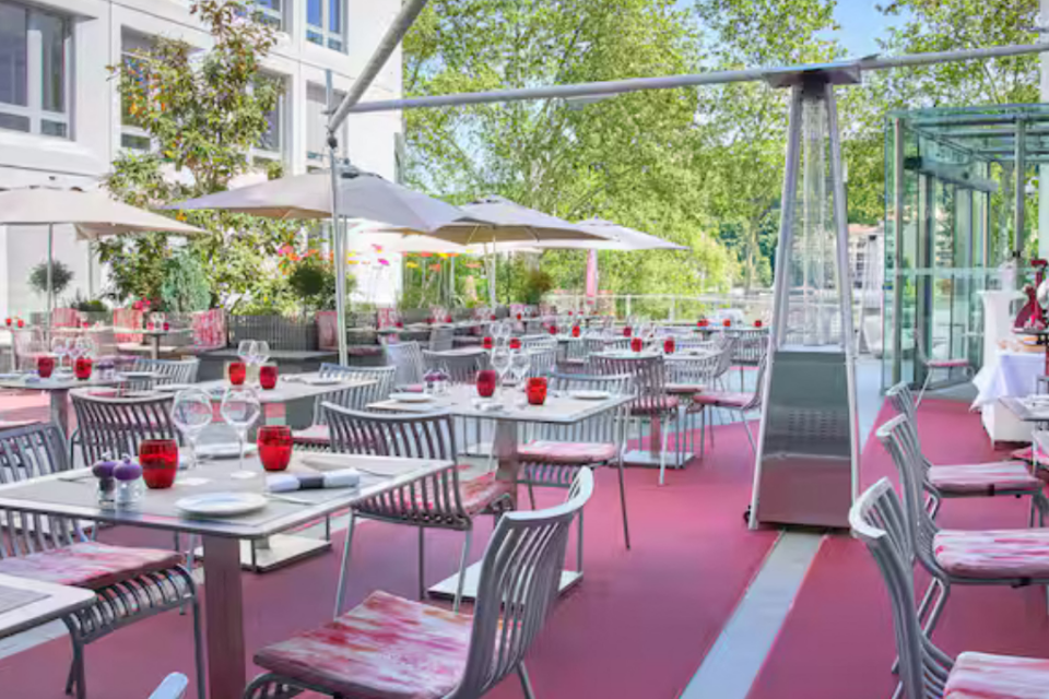 Les terrasses extérieures du nouveau Spark by Hilton de Lyon.