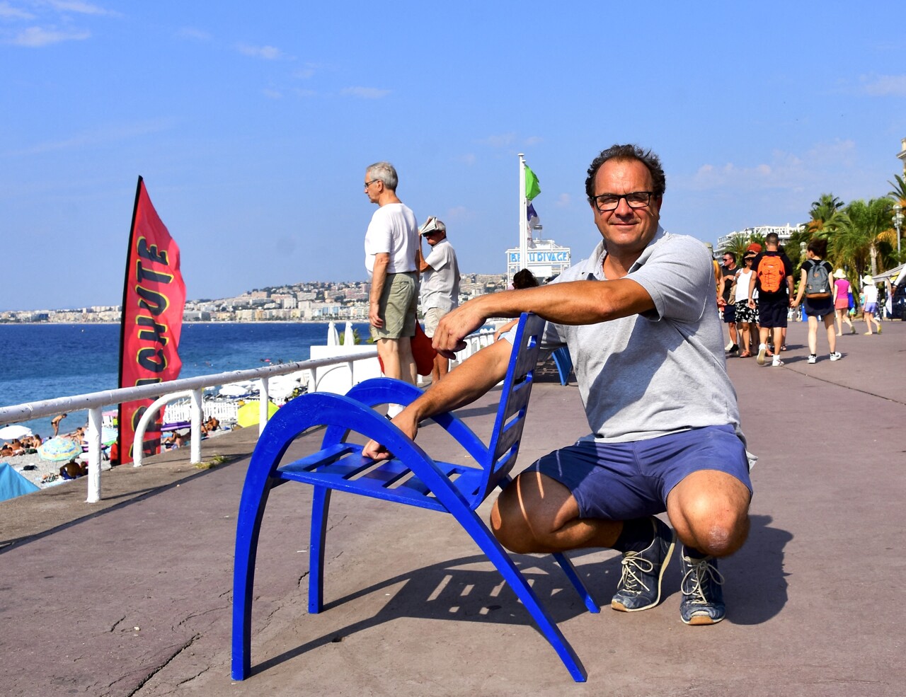 Cet inventeur revisite l'emblématique chaise bleue de Nice : une édition limitée lancée