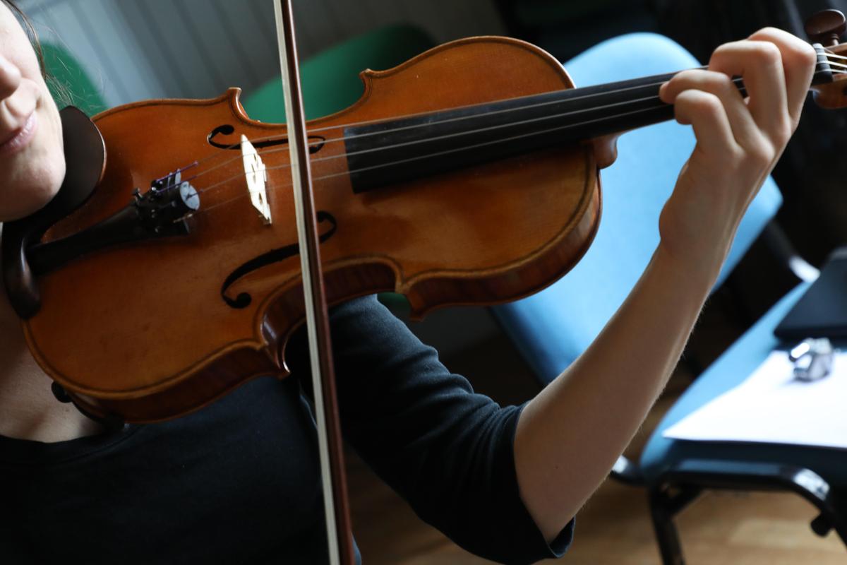 Les élèves instrumentistes à cordes du cycle préparatoire à l’enseignement supérieur du conservatoire se produisent sur la scène de l’Atelier.
