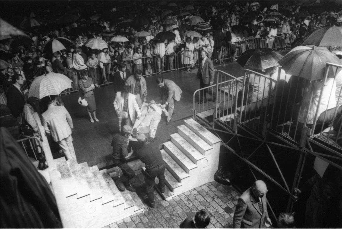 Un homme pris en charge par les secours lors de la Nuit Gironde, place de la Bourse à Bordeaux, le 25 septembre 1987.