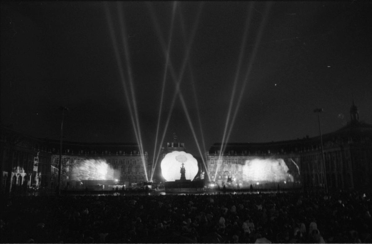 L’énorme montgolfière de 20 mètres de diamètre se gonflant pour la Nuit Gironde sur la place de la Bourse à Bordeaux, le 25 septembre 1987.