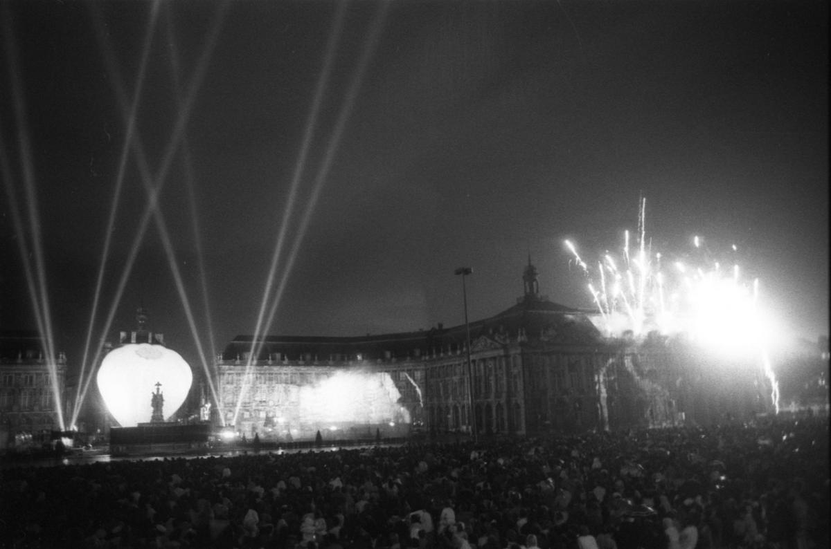 Devant 30 000 personnes, a lieu, place de la Bourse, la fête de la lumière, de l’image, de la musique, lors de la Nuit Gironde, le 25 septembre 1987 à Bordeaux.